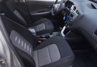 Подержанный автомобиль Kia Ceed Hatchback 2012 года (11 фото)