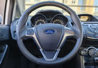 Подержанный автомобиль Ford Fiesta Sedan 2015 года (12 фото)