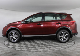Подержанный автомобиль Toyota RAV4 2017 года (8 фото)