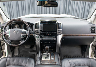 Подержанный автомобиль Toyota Land Cruiser Suv 2014 года (14 фото)