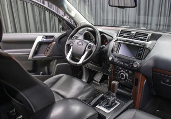 Подержанный автомобиль Toyota Land Cruiser Prado 2015 года (12 фото)
