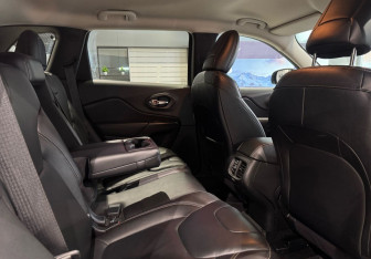 Подержанный автомобиль Jeep Cherokee 2014 года (11 фото)