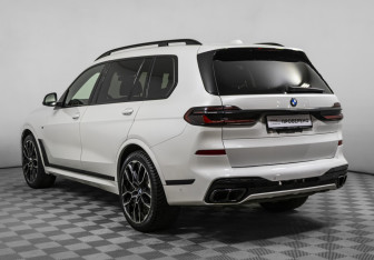 Подержанный автомобиль BMW X7 2023 года (7 фото)