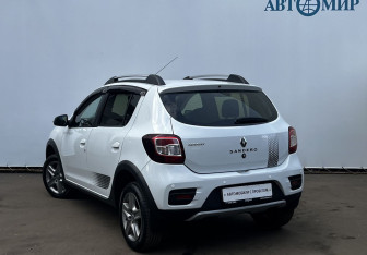 Подержанный автомобиль Renault Sandero 2017 года (7 фото)