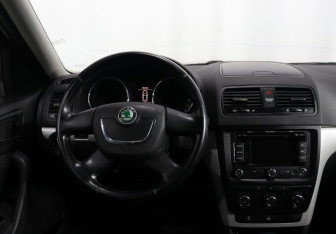 Подержанный автомобиль Skoda Yeti 2012 года (14 фото)