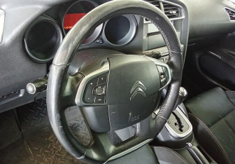 Подержанный автомобиль Citroen C4 Hatchback 2011 года (17 фото)