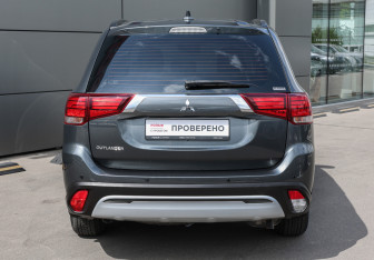 Подержанный автомобиль Mitsubishi Outlander 2021 года (6 фото)
