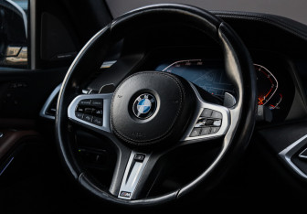 Подержанный автомобиль BMW X7 2021 года (18 фото)