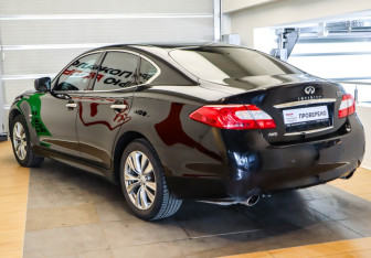 Подержанный автомобиль Infiniti Q70 2014 года (6 фото)