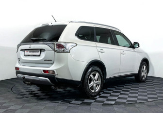 Подержанный автомобиль Mitsubishi Outlander 2014 года (5 фото)