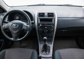 Подержанный автомобиль Toyota Corolla Sedan 2008 года (13 фото)