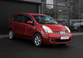 Подержанный автомобиль Nissan Note 2007 года (3 фото)