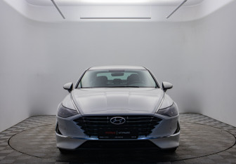 Подержанный автомобиль Hyundai Sonata 2021 года (2 фото)