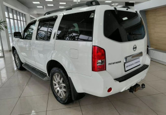 Подержанный автомобиль Nissan Pathfinder 2013 года (7 фото)