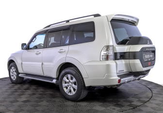 Подержанный автомобиль Mitsubishi Pajero 2015 года (7 фото)