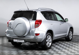 Подержанный автомобиль Toyota RAV4 2008 года (5 фото)