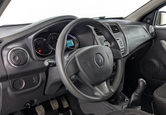 Подержанный автомобиль Renault Logan Sedan 2016 года (15 фото)