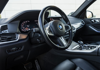 Подержанный автомобиль BMW X5 2022 года (9 фото)
