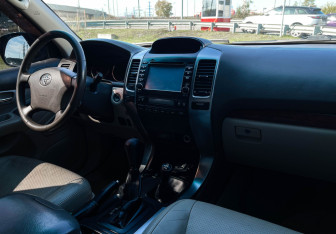 Подержанный автомобиль Toyota Land Cruiser Prado 2006 года (9 фото)