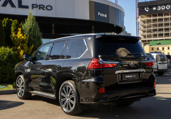 Подержанный автомобиль Lexus LX 2018 года (5 фото)