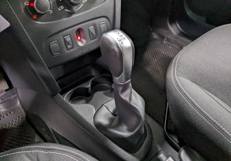 Подержанный автомобиль Renault Sandero 2021 года (26 фото)