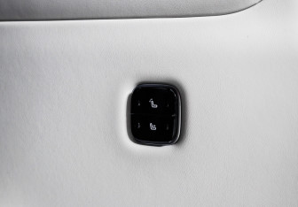 Подержанный автомобиль Voyah Dream 2025 года (23 фото)