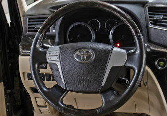 Подержанный автомобиль Toyota Alphard 2012 года (16 фото)