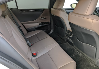Подержанный автомобиль Lexus ES 2023 года (18 фото)