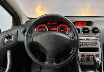 Подержанный автомобиль Peugeot 308 Hatchback 2010 года (17 фото)