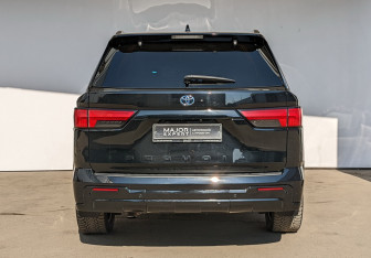 Подержанный автомобиль Toyota Sequoia 2023 года (16 фото)