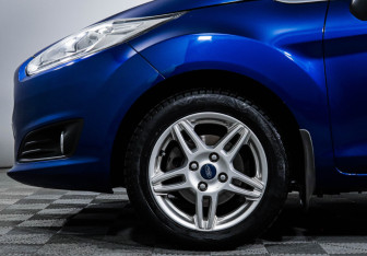 Подержанный автомобиль Ford Fiesta Hatchback 2015 года (15 фото)
