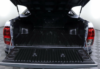 Подержанный автомобиль Toyota Hilux 2020 года (18 фото)