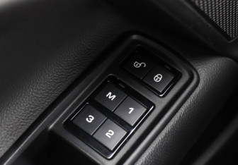 Подержанный автомобиль Jaguar XE 2016 года (15 фото)