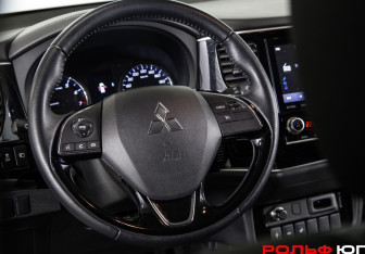 Подержанный автомобиль Mitsubishi Outlander 2022 года (11 фото)
