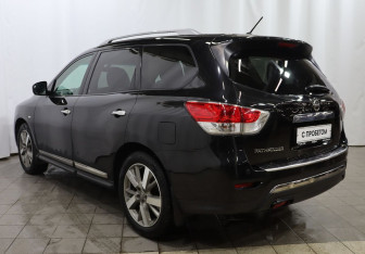 Подержанный автомобиль Nissan Pathfinder 2014 года (6 фото)