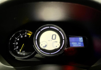 Подержанный автомобиль Renault Fluence 2012 года (18 фото)