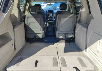 Подержанный автомобиль Chrysler Town & Country 2010 года (13 фото)