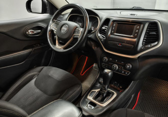 Подержанный автомобиль Jeep Cherokee 2014 года (10 фото)