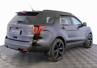 Подержанный автомобиль Ford Explorer 2016 года (5 фото)