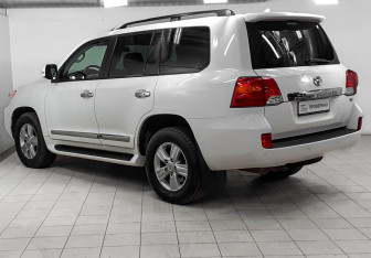 Подержанный автомобиль Toyota Land Cruiser Suv 2013 года (6 фото)