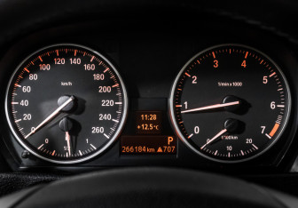 Подержанный автомобиль BMW X1 2011 года (10 фото)