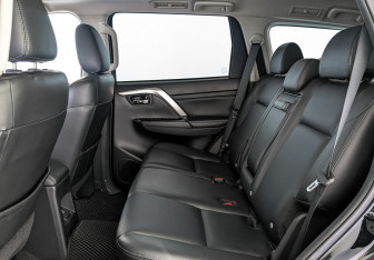 Подержанный автомобиль Mitsubishi Montero Sport 2023 года (12 фото)