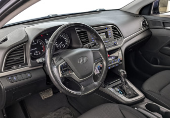 Подержанный автомобиль Hyundai Elantra Sedan 2017 года (15 фото)