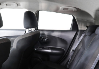 Подержанный автомобиль Nissan Juke 2011 года (8 фото)