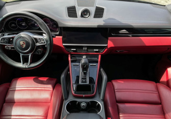 Подержанный автомобиль Porsche Cayenne 2021 года (12 фото)