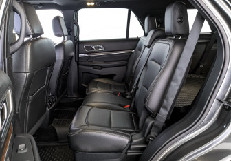 Подержанный автомобиль Ford Explorer 2018 года (17 фото)