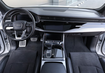 Подержанный автомобиль Audi Q8 2018 года (14 фото)