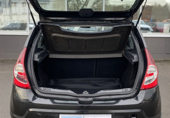 Подержанный автомобиль Renault Sandero 2010 года (9 фото)