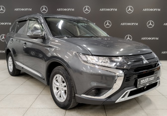 Подержанный автомобиль Mitsubishi Outlander 2022 года (3 фото)