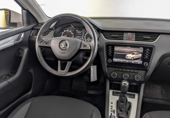 Подержанный автомобиль Skoda Octavia Liftback 2020 года (23 фото)